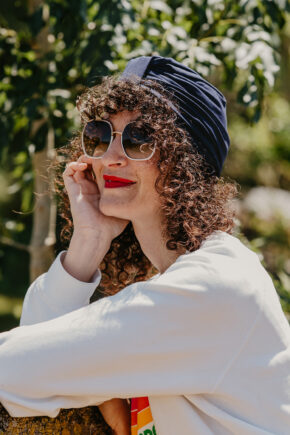 Femmes portant un turban chaperlipopette bleu marine
