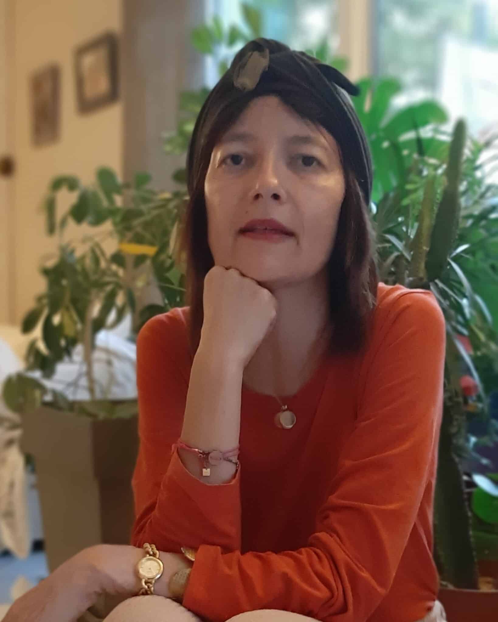 Témoignage de Charlotte : comment le Pas d’Chichi, réalisé avec ses propres cheveux, l’a aidée à traverser la chimiothérapie avec confiance et sérénité.