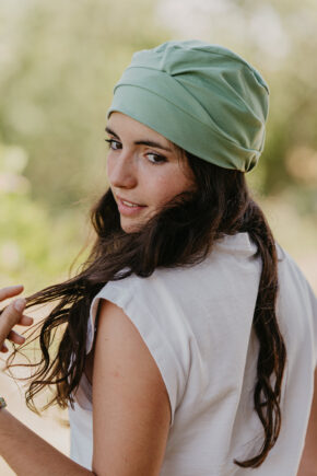 Femme portant un turban chéchouette vert d'eau