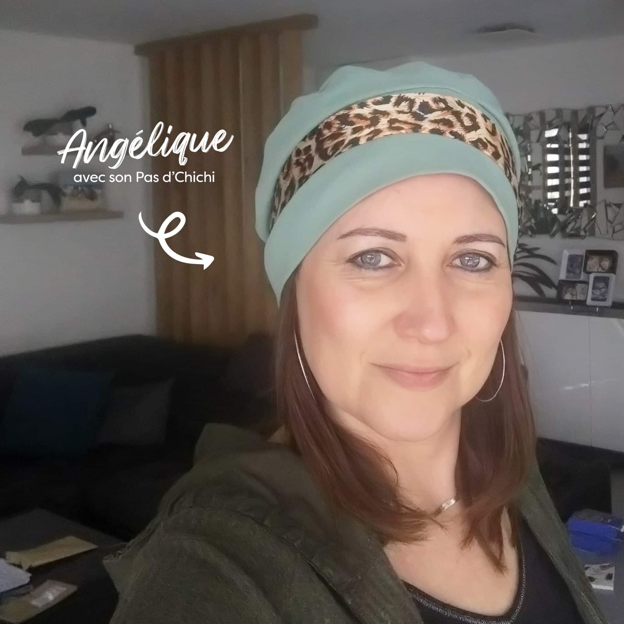 Angélique portant son Pas d'Chichi réalisé avec ses propres cheveux pendant son traitement contre le cancer