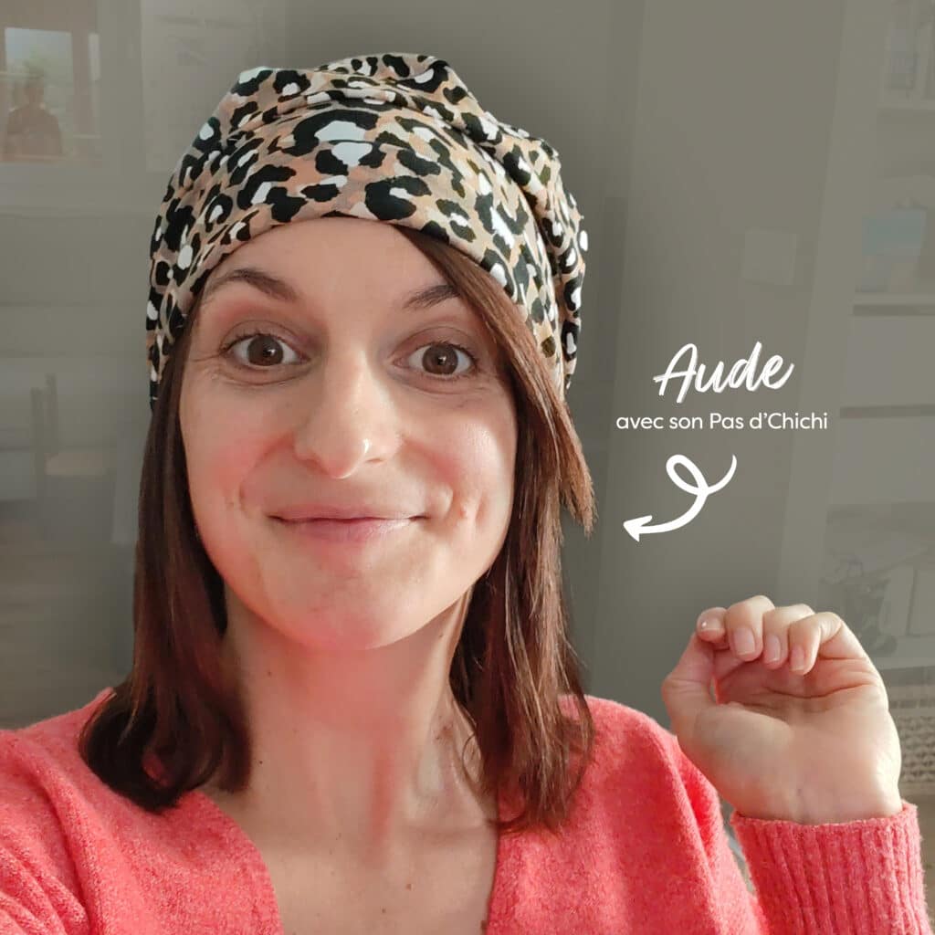 Aude portant son Pas d'Chichi réalisé avec ses propres cheveux pendant son traitement contre le cancer du sein