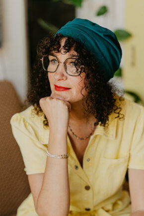 Femme portant turban chéchouette bleu canard
