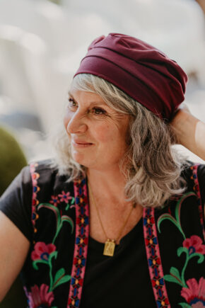 Femme portant u turban chéchouette bordeaux