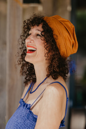femme portant un turban chéchouette camel