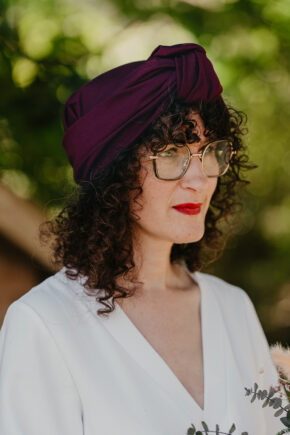 femme portant un turban chénoué bordeaux