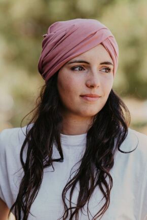 Femme portant un turban chénoué rose