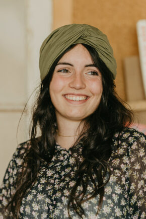 Femme portant un turban chénoué vert sauge