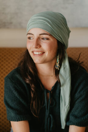 femme portant un turban chénoué vert d'eau