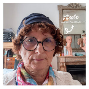 À 66 ans, Nicole apprend qu’elle va perdre ses cheveux pendant sa chimiothérapie. Elle raconte comment son Pas d’Chichi l’a aidée à rester elle-même et à vivre cette étape plus sereinement.