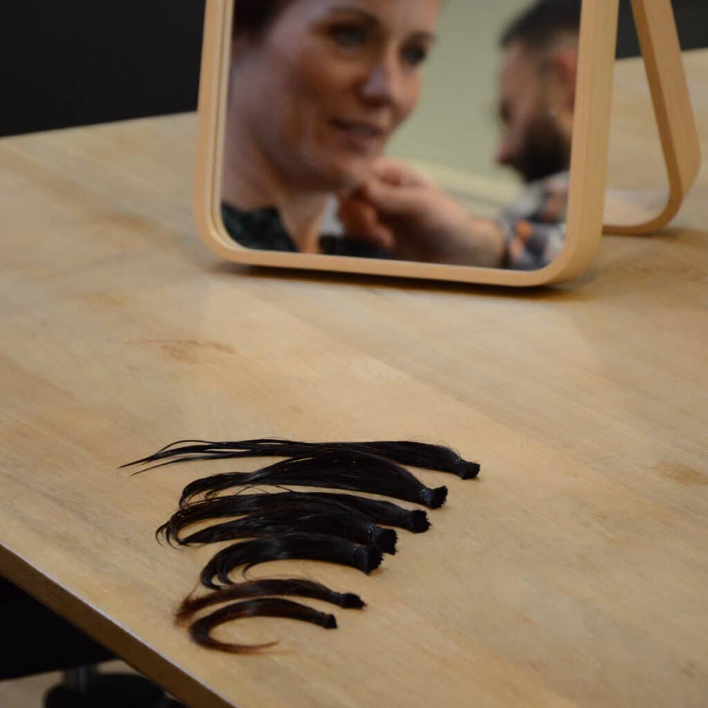 Mèches de cheveux coupées pour fabriquer un Pas d'Chichi personnalisé.
