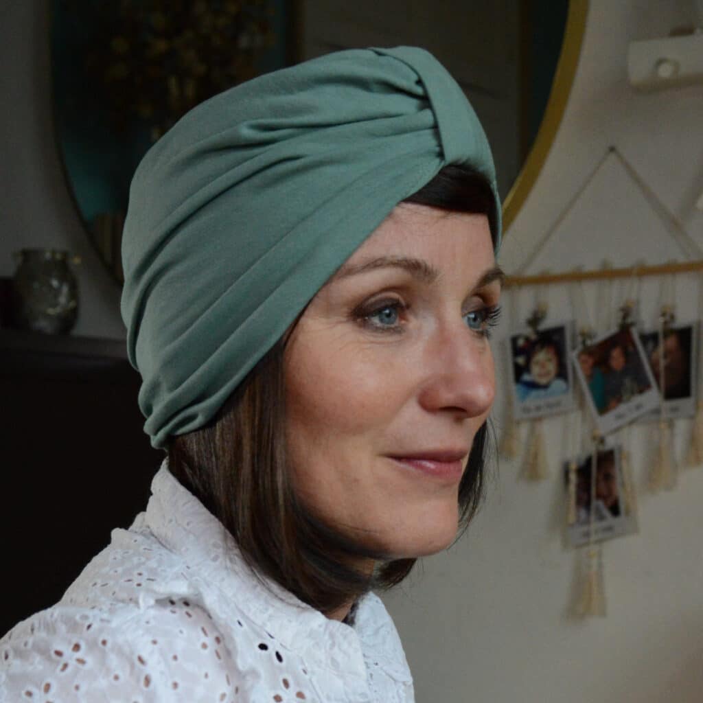 Femme portant une prothèse capillaire partielle avec ses propres cheveux et un turban